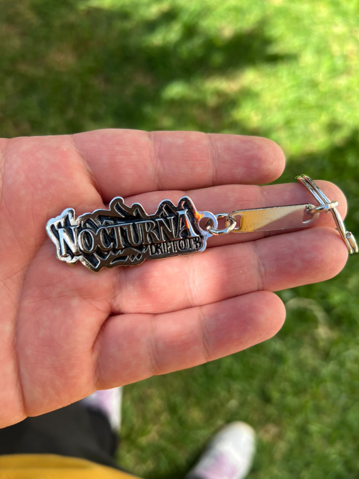 Nocturna – Llavero Metálico Oficial